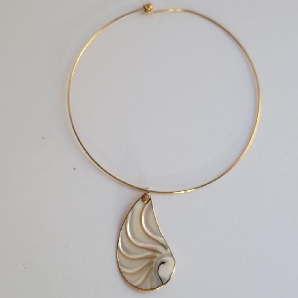 Gold Tone Mother Of Pearl Teardrop Pendant Choker Necklace Shell Cream 12 In